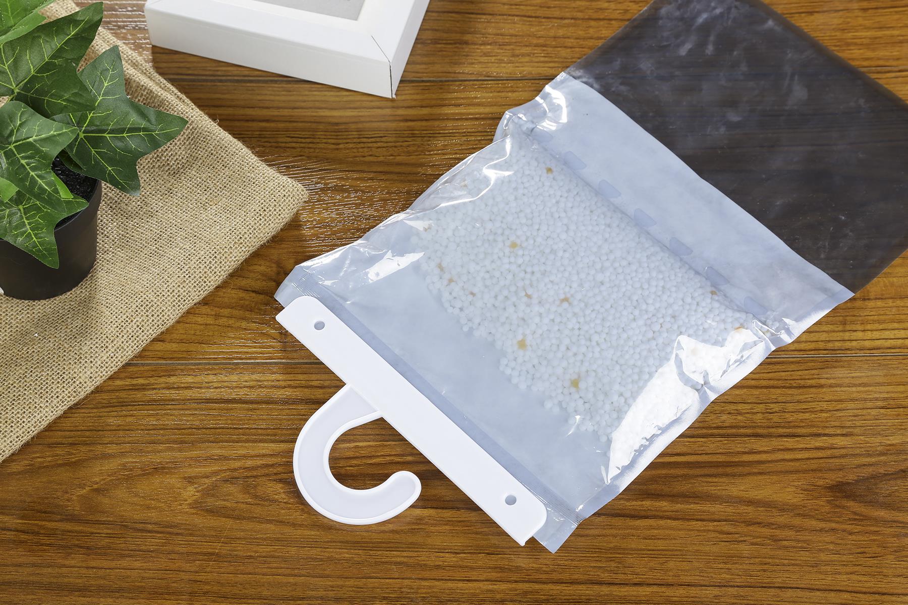 Piekārts drēbju skapis Higroskopisks pret pelējumu vērsts žāvēšanas līdzeklis Bag.jpg Hanging Wardrobe Hygroscopic Anti-mold Desiccant Bag.jpg