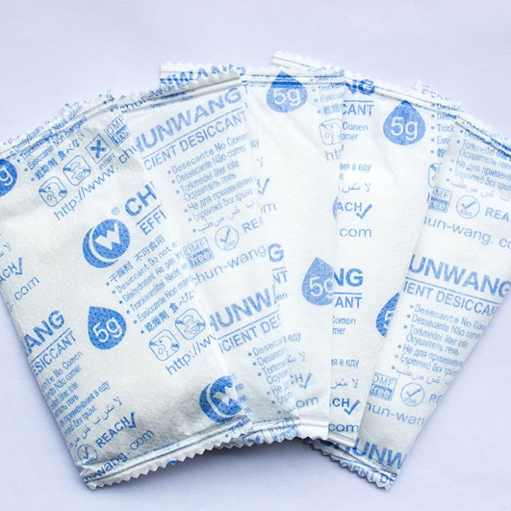 Pulverveida mitruma absorbējošs aģents